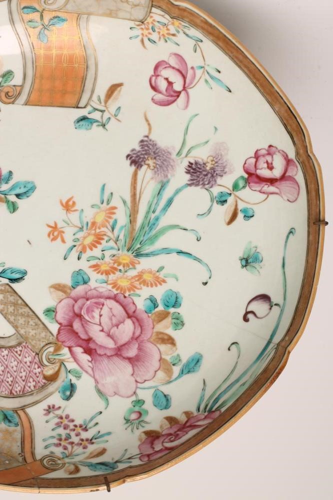 A CHINESE EXPORT PORCELAIN SAUCER DISH of lobed circular form Image