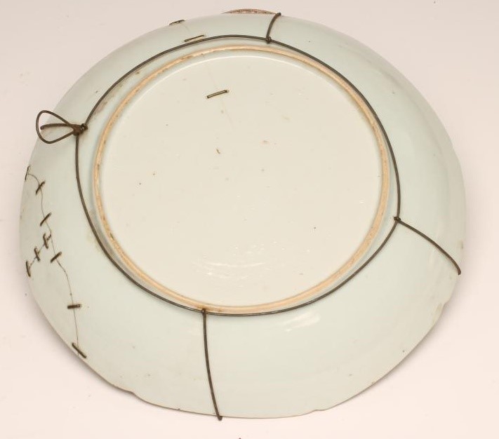 A CHINESE EXPORT PORCELAIN SAUCER DISH of lobed circular form Image