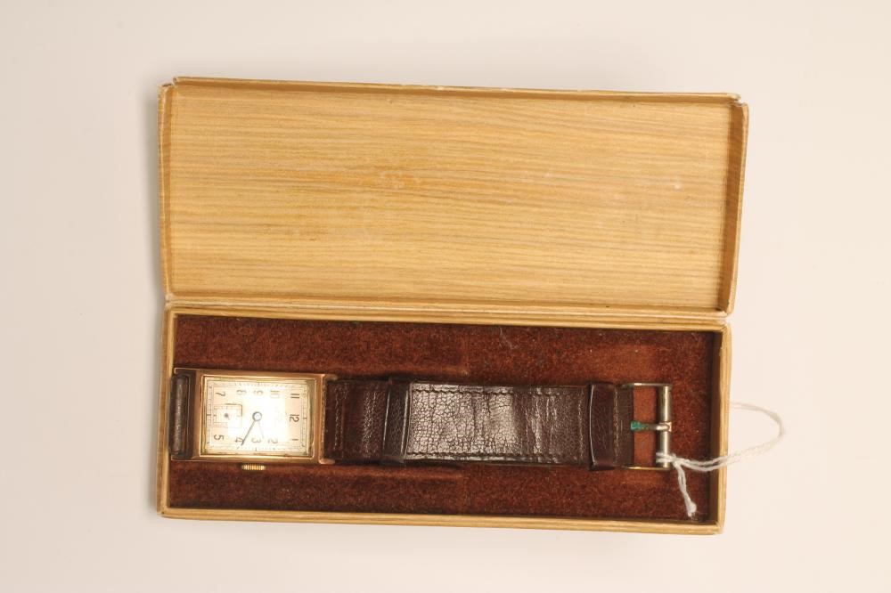 A GENTLEMAN'S 9CT GOLD RECORD WRISTWATCH Image