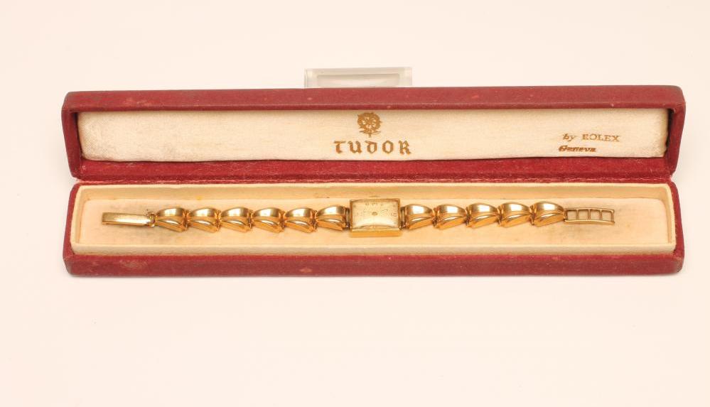 A LADY'S GOLD ZENITH WRISTWATCH Image