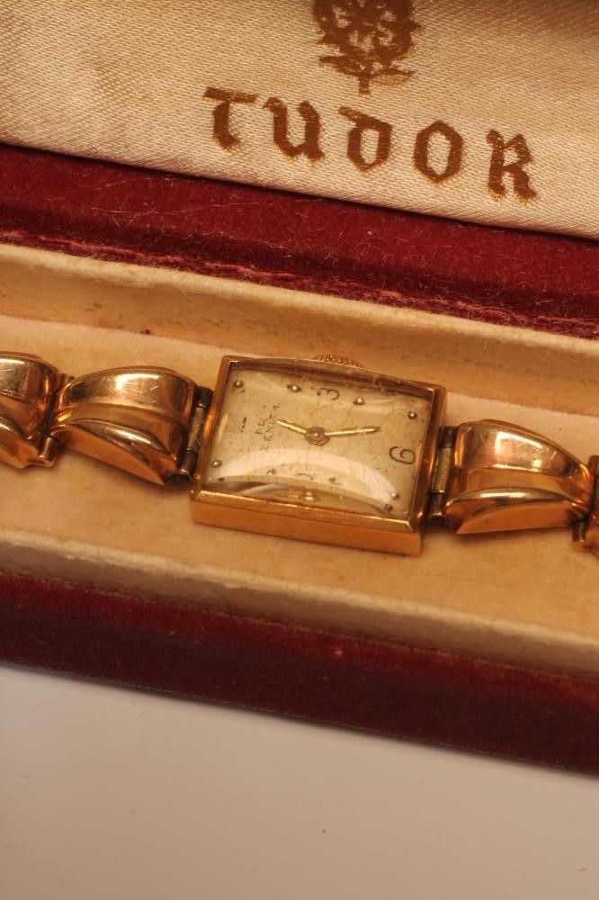 A LADY'S GOLD ZENITH WRISTWATCH Image