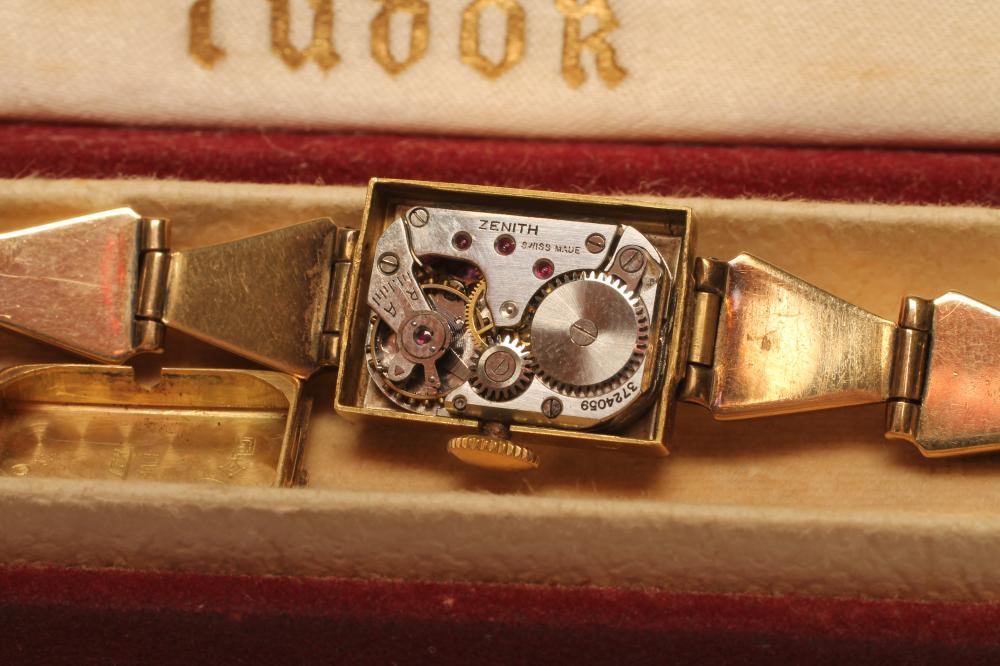 A LADY'S GOLD ZENITH WRISTWATCH Image