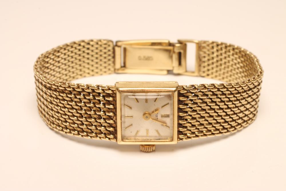 A LADY'S PORTA WRISTWATCH Image