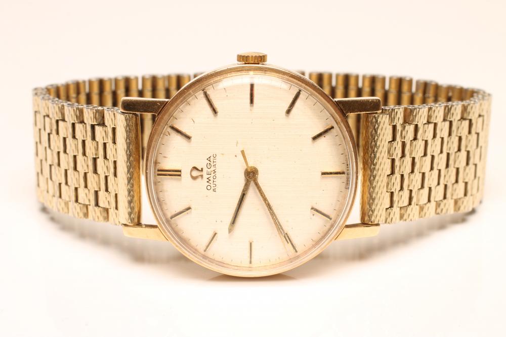 A GENTLEMAN'S 9CT GOLD OMEGA AUTOMATIC WRISTWATCH Image