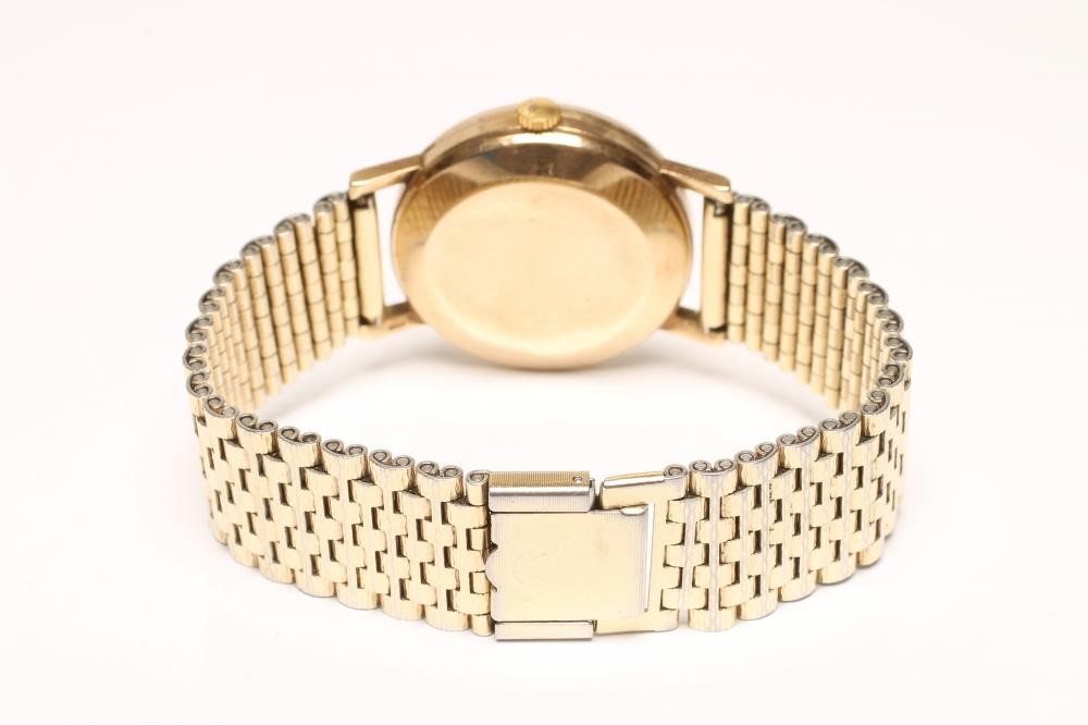 A GENTLEMAN'S 9CT GOLD OMEGA AUTOMATIC WRISTWATCH Image