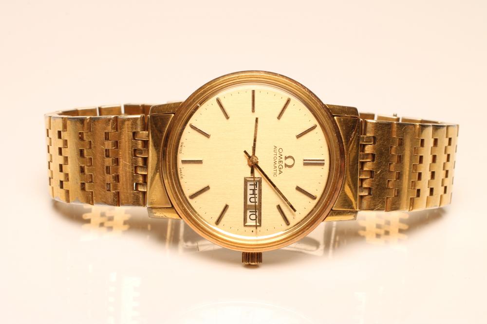 A GENTLEMAN'S OMEGA AUTOMATIC WRISTWATCH Image
