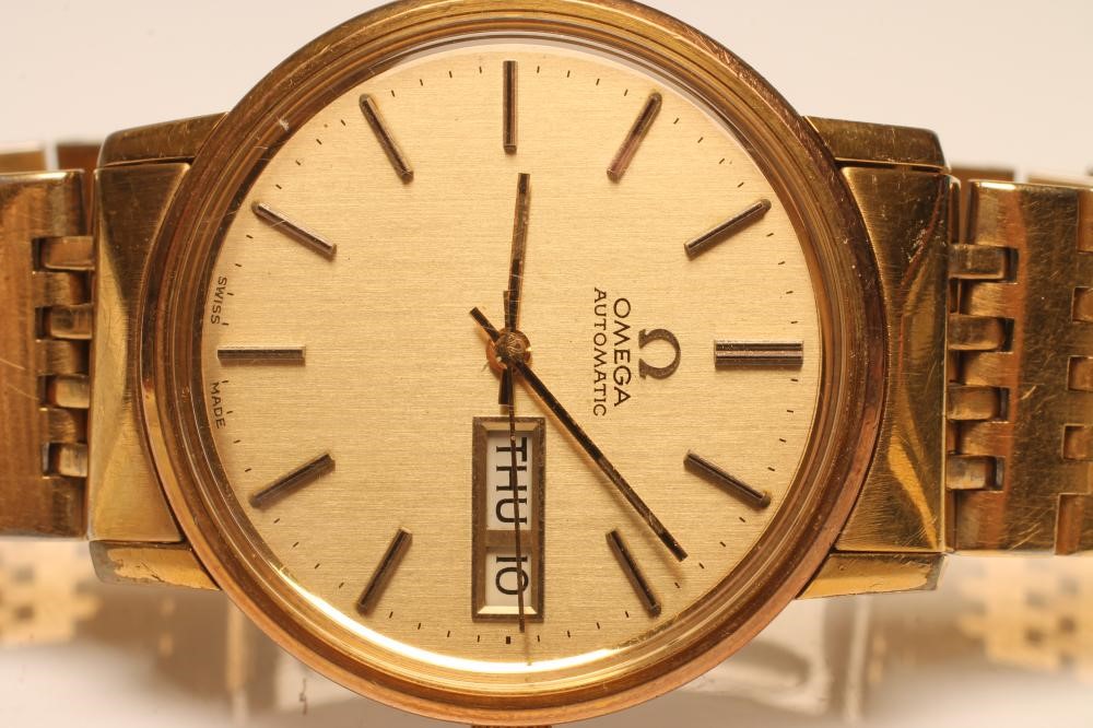 A GENTLEMAN'S OMEGA AUTOMATIC WRISTWATCH Image