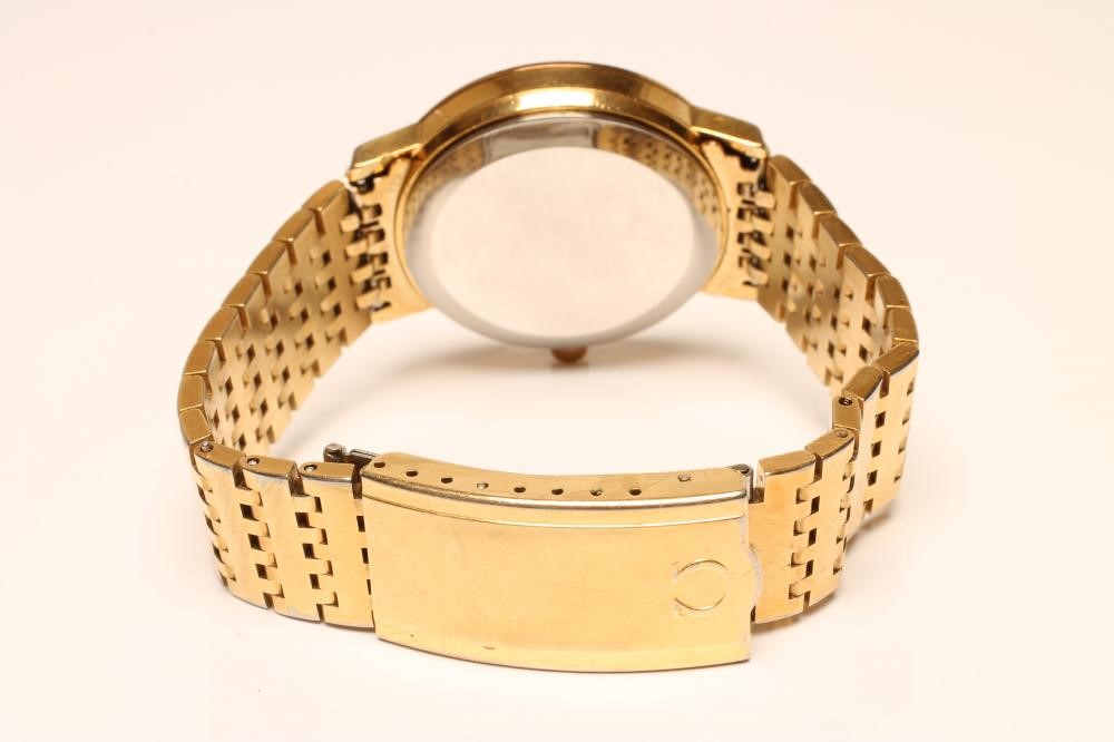 A GENTLEMAN'S OMEGA AUTOMATIC WRISTWATCH Image