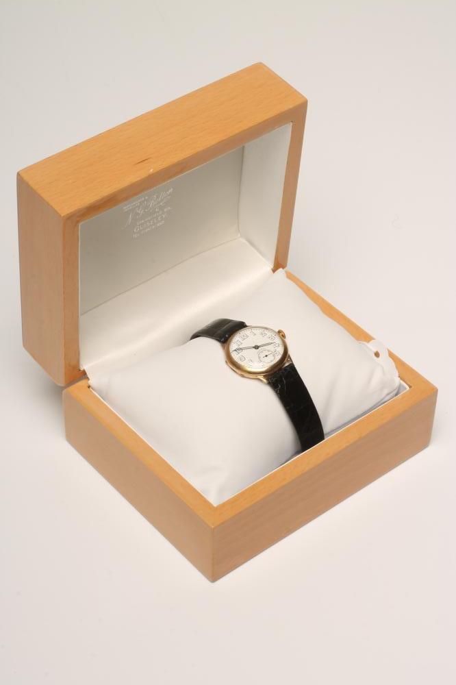 A GENTLEMAN'S 9CT GOLD LONGINES WRISTWATCH Image