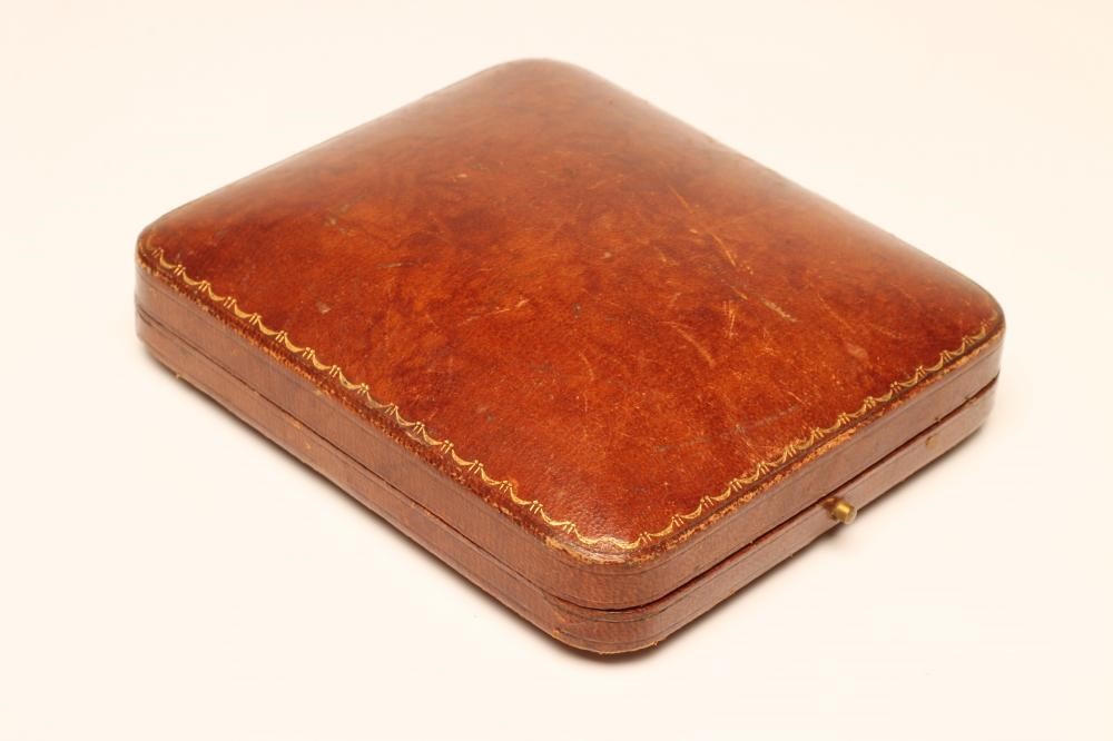 A 9CT GOLD TOP WIND HUNTER POCKET WATCH Image