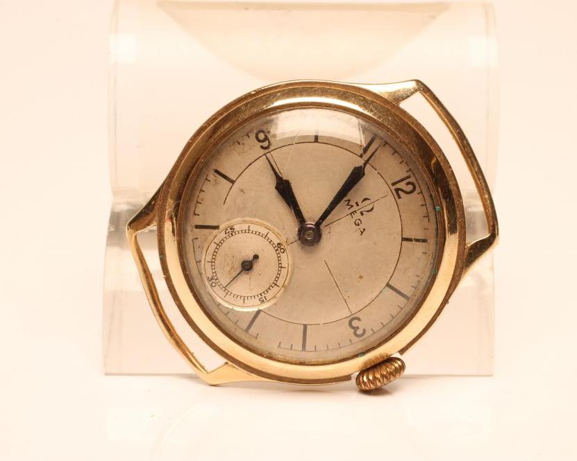 A GENTLEMAN'S 9CT GOLD OMEGA WRISTWATCH Image