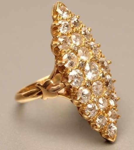 A DIAMOND MARQUISE PANEL RING Image