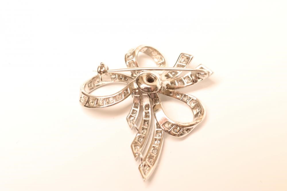 A DIAMOND BOW BROOCH Image