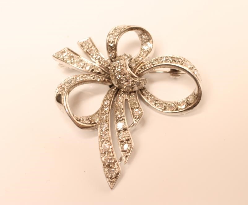 A DIAMOND BOW BROOCH Image