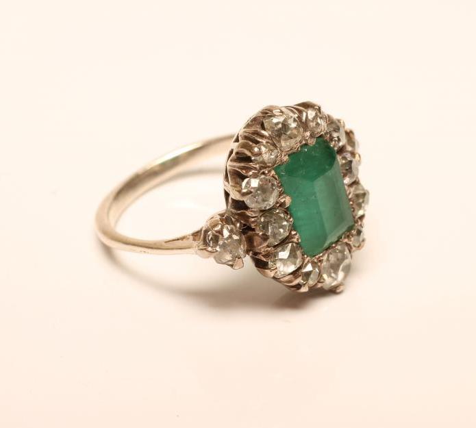 AN EMERALD AND DIAMOND CLUSTER RING Image
