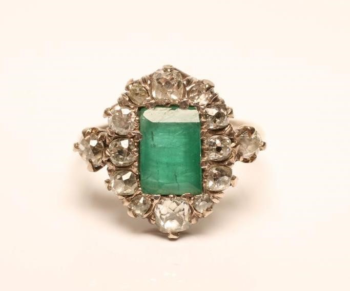 AN EMERALD AND DIAMOND CLUSTER RING Image