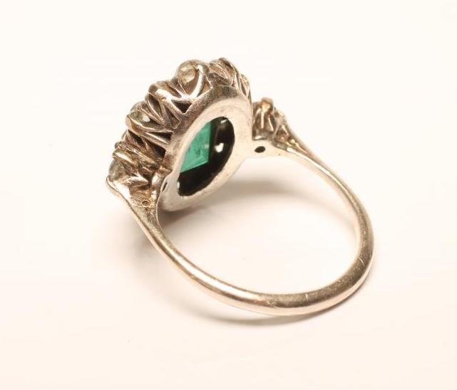 AN EMERALD AND DIAMOND CLUSTER RING Image