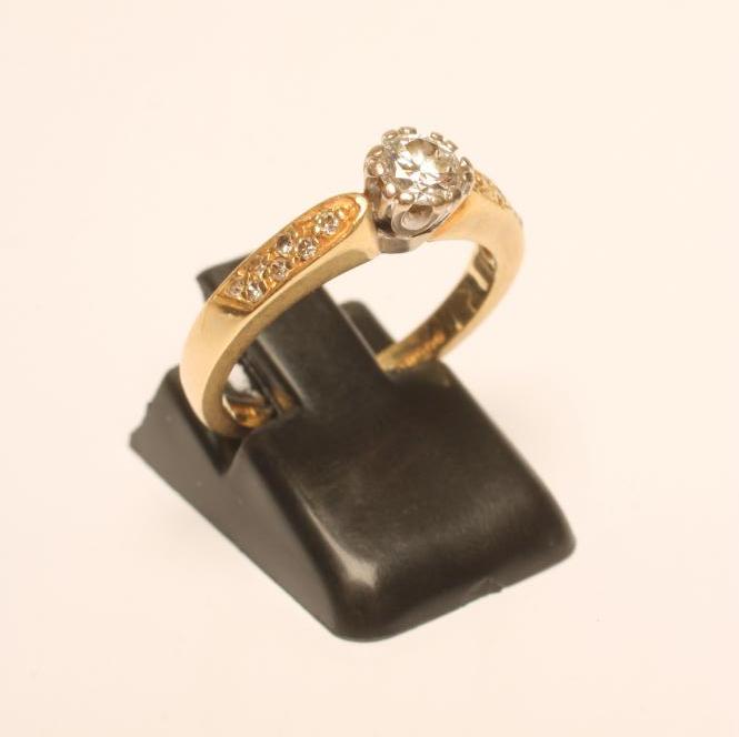 A SOLITAIRE DIAMOND RING Image