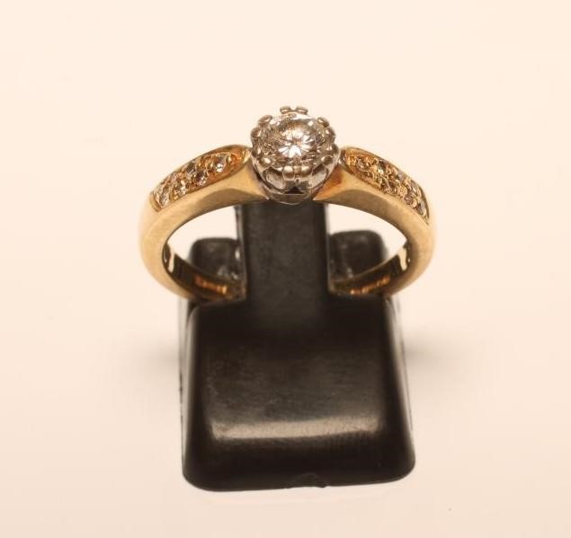A SOLITAIRE DIAMOND RING Image