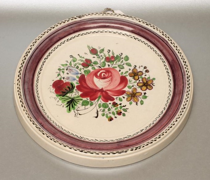 AN ENGLISH PEARLWARE ROUNDEL Image
