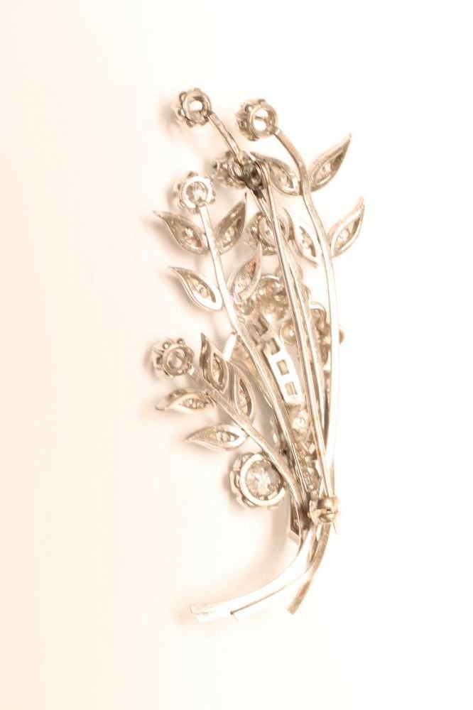 A DIAMOND SPRAY BROOCH Image
