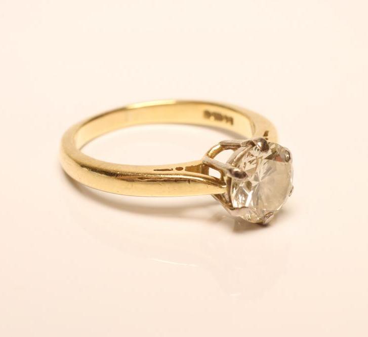 A SOLITAIRE DIAMOND RING Image