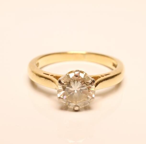 A SOLITAIRE DIAMOND RING Image