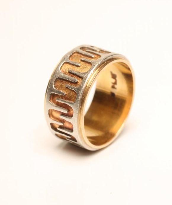 AN 18CT TRI-COLOUR GOLD MODERNIST WEDDING RING Image