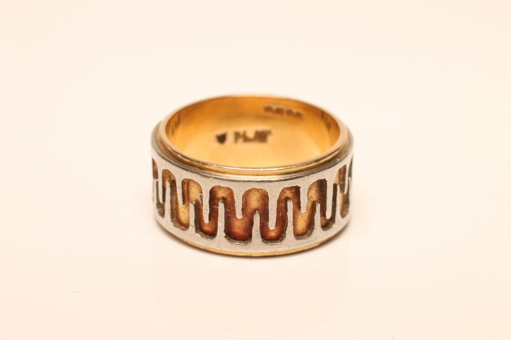 AN 18CT TRI-COLOUR GOLD MODERNIST WEDDING RING Image