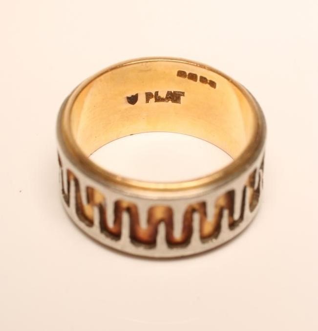 AN 18CT TRI-COLOUR GOLD MODERNIST WEDDING RING Image