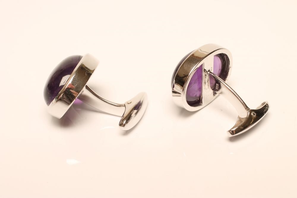 A PAIR OF CUFFLINKS Image