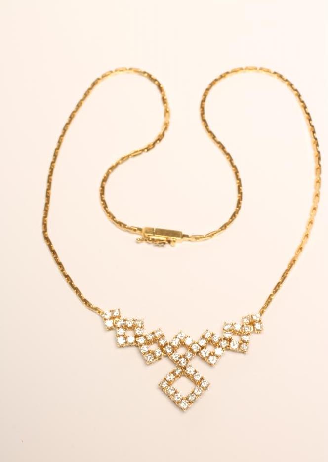 A DIAMOND NECKLACE Image