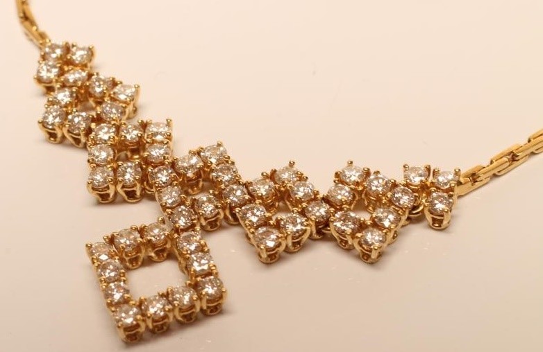 A DIAMOND NECKLACE Image