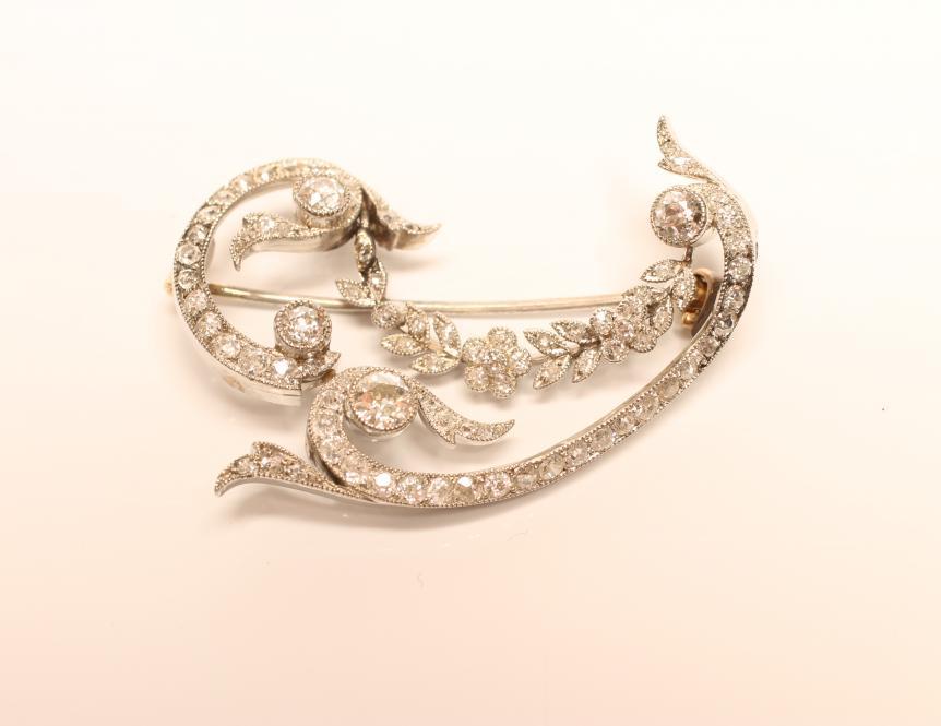 AN EDWARDIAN DIAMOND BROOCH Image