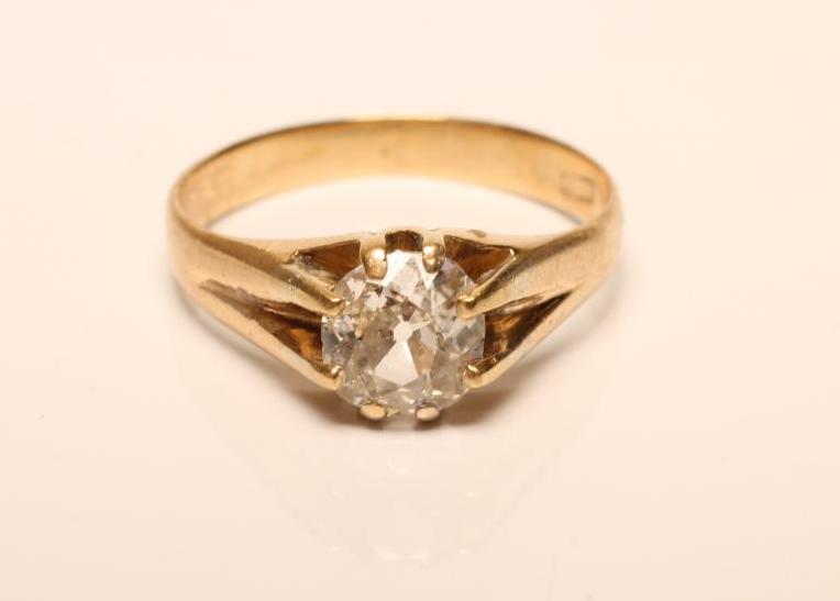 A GENTLEMAN'S SOLITAIRE DIAMOND RING Image