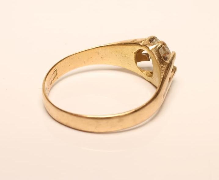 A GENTLEMAN'S SOLITAIRE DIAMOND RING Image