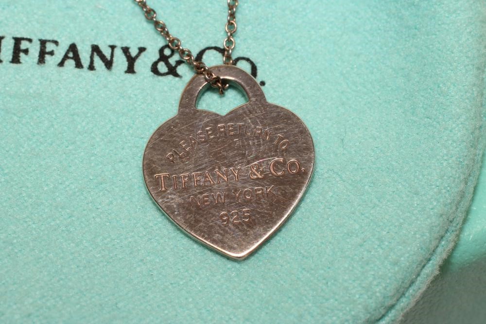 A TIFFANY & CO. "PLEASE RETURN TO" HEART PENDANT on fine trace chain silver necklace Image