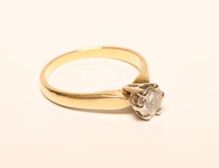A SOLITAIRE DIAMOND RING Image