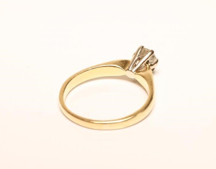 A SOLITAIRE DIAMOND RING Image