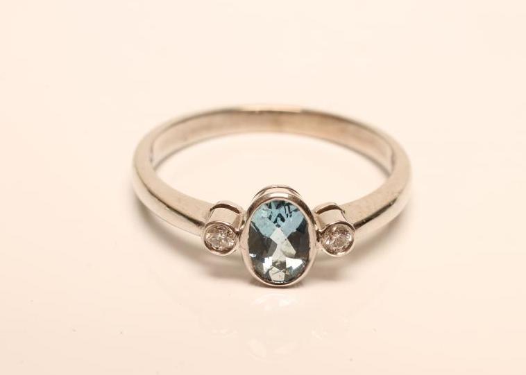 AN AQUAMARINE AND DIAMOND RING Image
