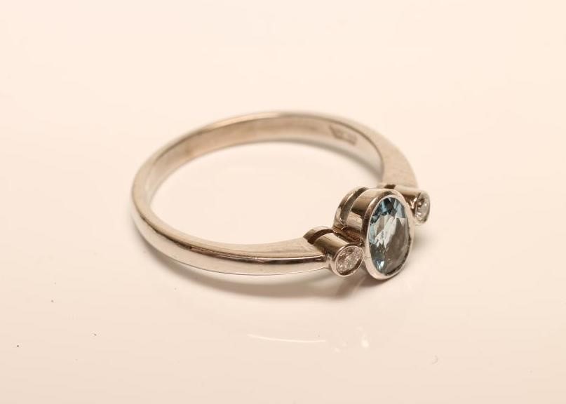 AN AQUAMARINE AND DIAMOND RING Image