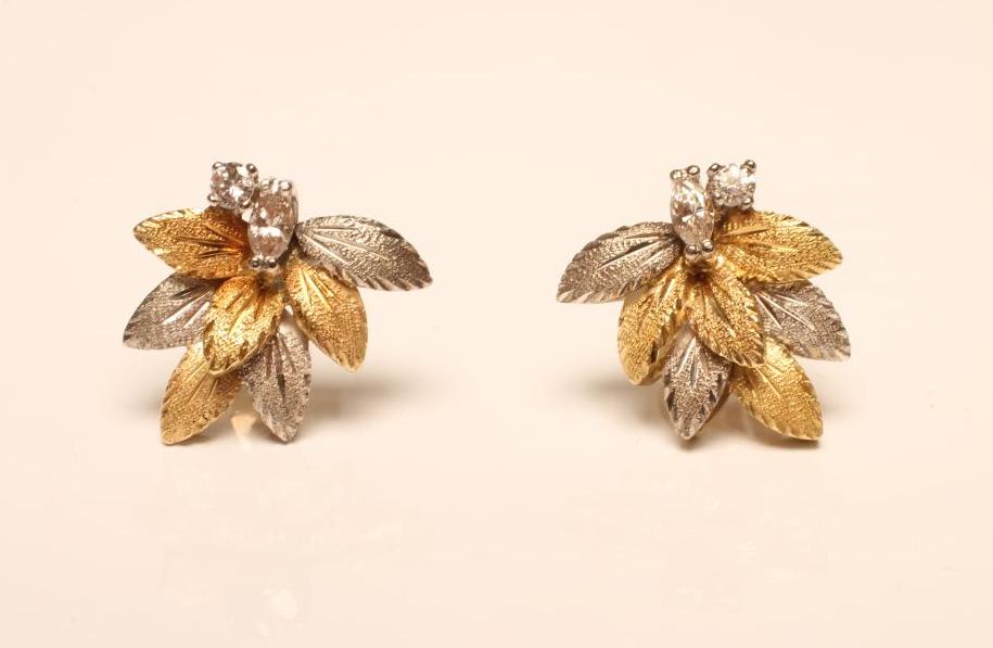 A PAIR OF 9CT BI-COLOUR GOLD LEAF EAR STUDS Image