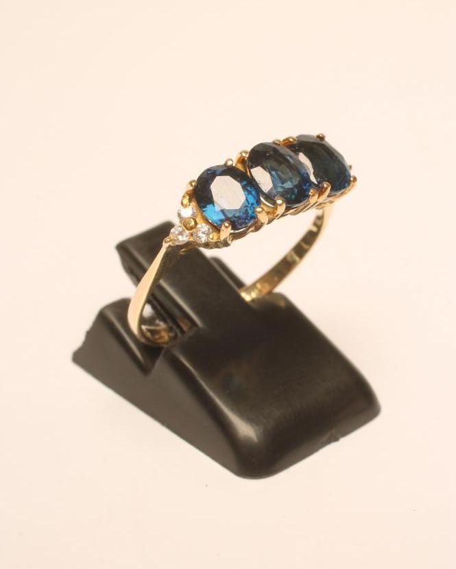 A THREE STONE SAPPHIRE RING Image