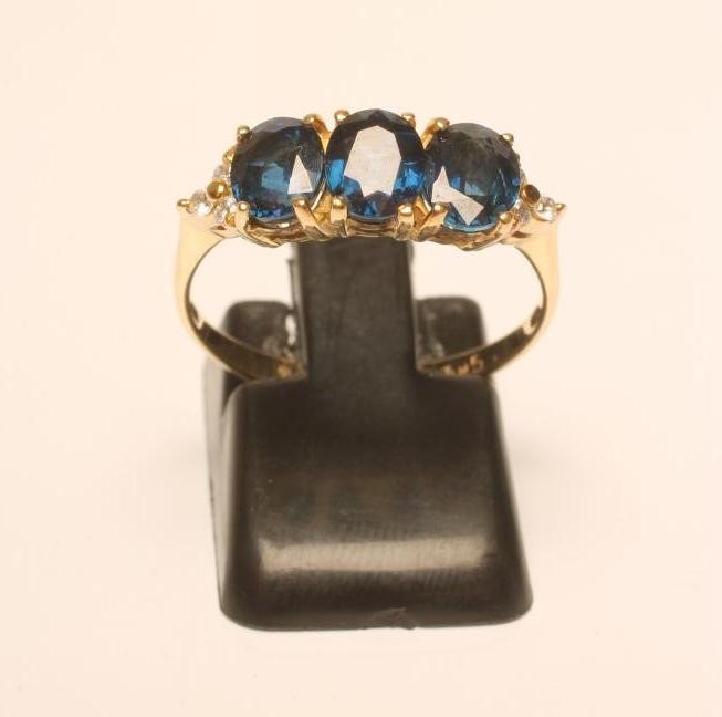 A THREE STONE SAPPHIRE RING Image