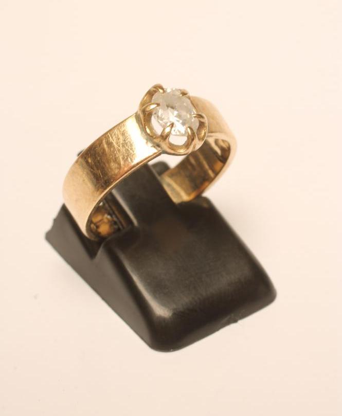 A SOLITAIRE DIAMOND RING Image