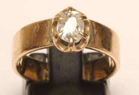 A SOLITAIRE DIAMOND RING Image
