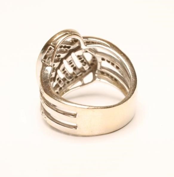 A DIAMOND COCKTAIL RING Image