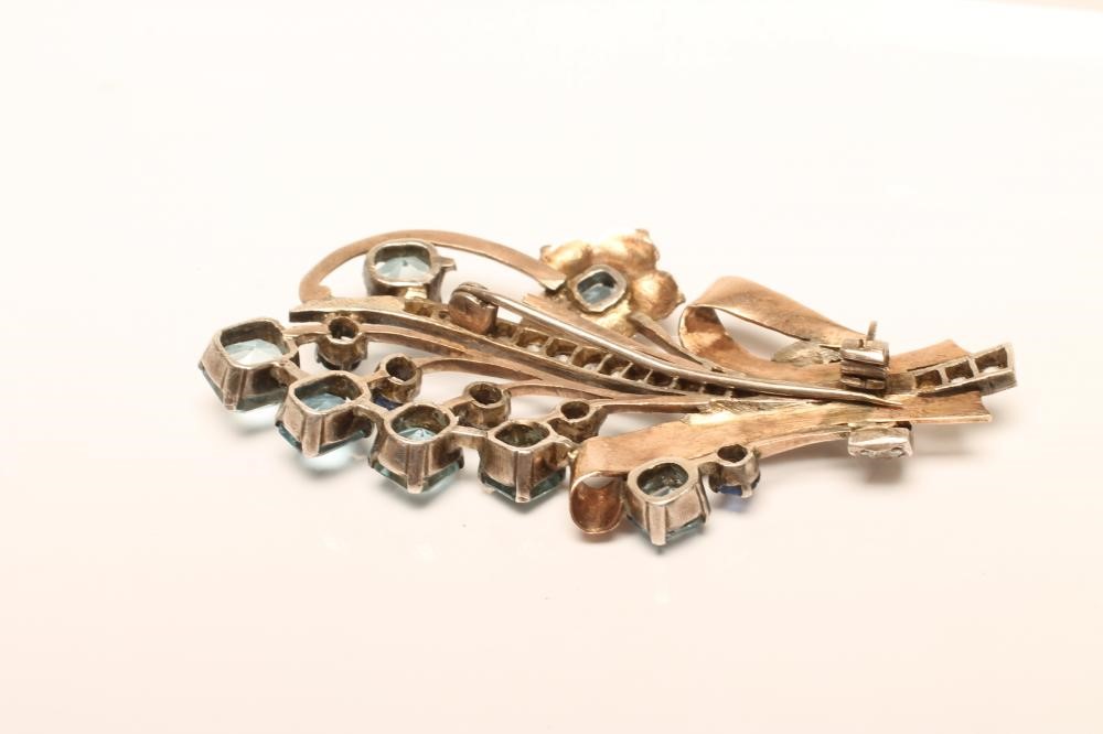 A COCKTAIL BROOCH Image