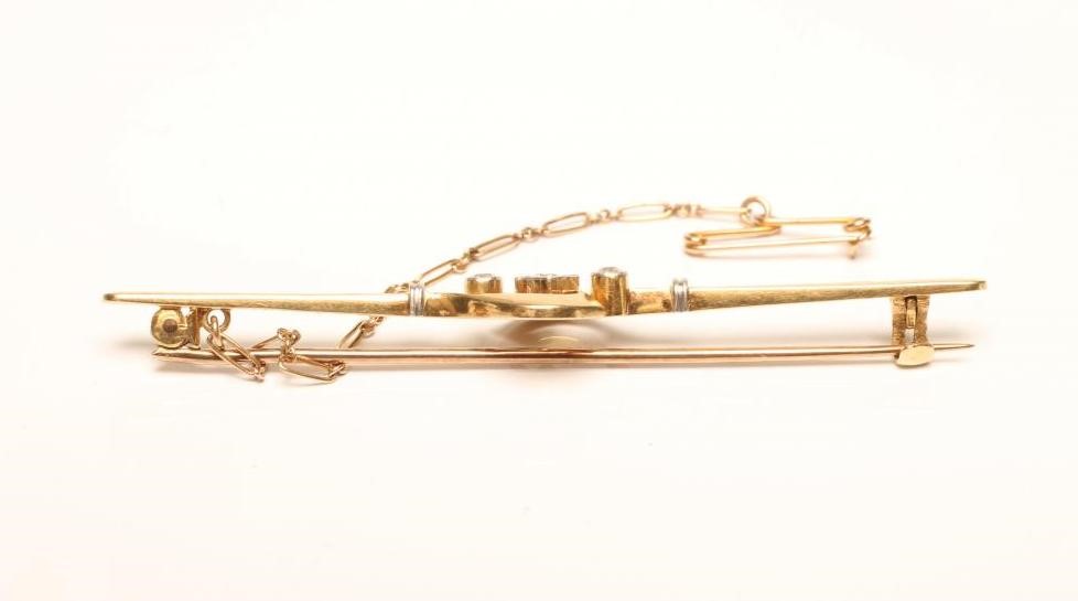 A PROPELLOR BAR BROOCH Image