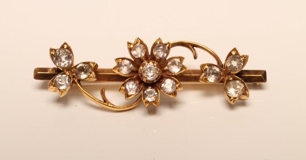 A DIAMOND BROOCH Image